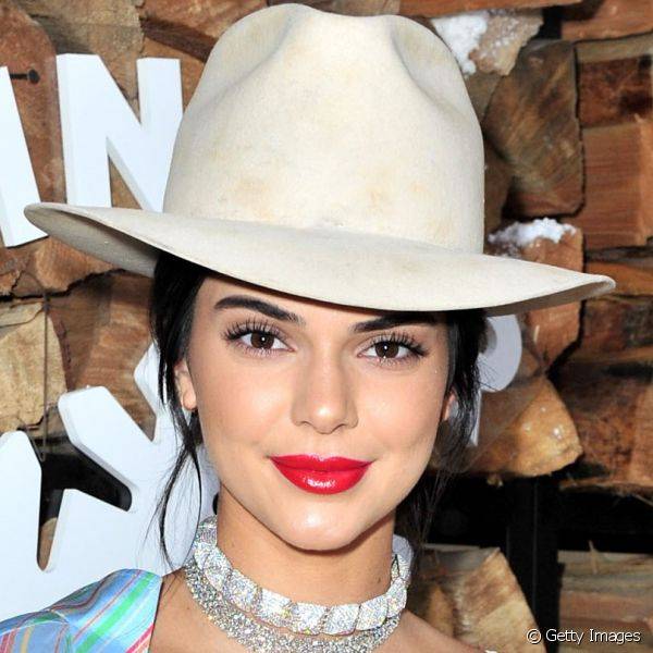 Kendall Jenner surgiu glamourosa durante um festival de música na Califórnia com um batom vermelho bem cremoso e vibrante, e coberto de gloss (Foto: Getty Images)